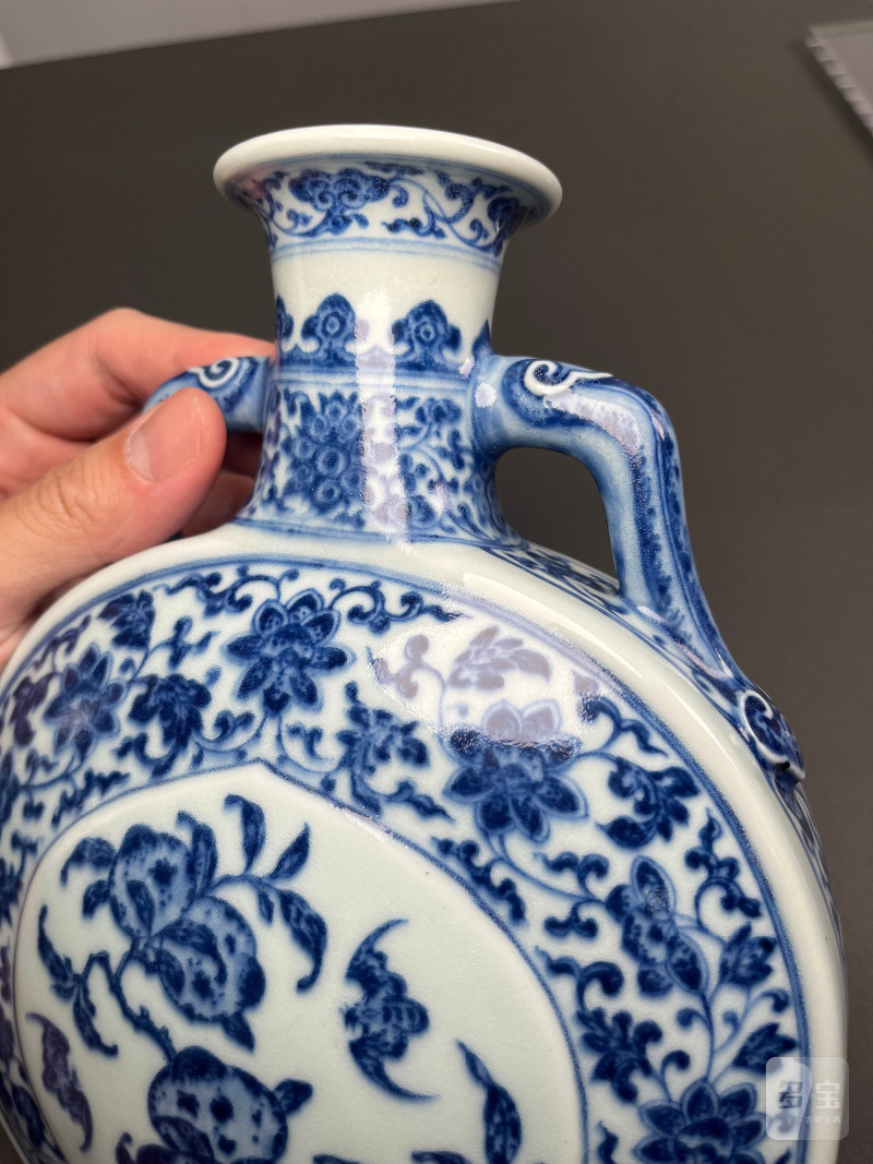 清乾隆  青花缠枝莲杏圆开光福寿纹双如意耳扁瓶 - 图17